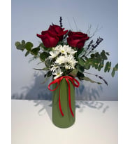 Kurdeleli Yeşil Polimer Vazoda 3 Kırmızı Gül  Beyaz Papatyalar