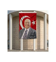 Türk Bayrağı Önünde Necmettin Erbakan ve İmzası 140gr Premium Raşel Kumaş Bayrak 200x300cm
