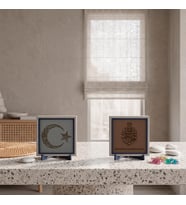 Deri Detaylı Tevhid Vurgulu Ay-Yıldız Ayeti ve Orijinal Metinli Bismillâhirrahmânirrahîm İle Masanıza Manevi Huzur Taşıyan İkili Set 10x10 cm, Açık Kahve - Kül Gri