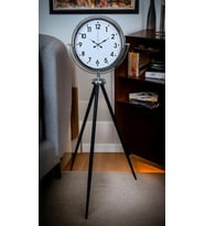 Krom Dekoratif Tasarım Tripod Ayaklı Saat (Standart)
