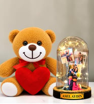 Kişiye Özel 3 Fotoğraflı Yazılı LED Işıklı Fanus ve Kırmızı Kalpli Peluş Ayıcık (sırt sırta aşıklar)