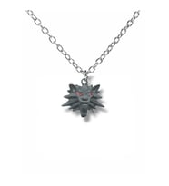 The Witcher Kırmızı Gözlü Kurt Kafası Kolye  Unisex  Fantastik Oyun Temalı Aksesuar  60 cm Zincir (Gümüş)