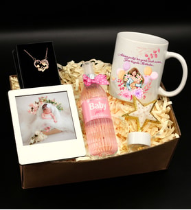Kişiye Özel Beyaz Instagram Çerçeve& Anne Bebek Baskılı Kupa& Anne Bebek Gold Zirkon Kolye& Eyüp Sabri Tuncer Bebek Kolonyası& Mini Yıldız Gece Lambası Hediye Seti