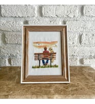Seretamin Handmade Bankta Oturan Çocuk ve Köpek Kanaviçe Nakışlı Tablo