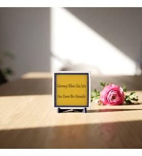 Hayatın Detaylarındaki Güzelliği Hatırlatan “Her Zerre Bir Alemdir” Yazılı Özgün Dekoratif Obje 10x10 cm