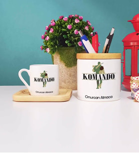 Komando Tasarımlı Kişiye Özel Hediye Komando Ahşap Altlıklı Türk Kahvesi Fincanı ve Kalemlik Hediye Seti