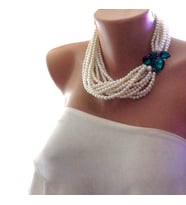 El Yapımı, Zümrüt Yeşil Kristal Broşlu Çok Sıra İnci Choker (Krem)