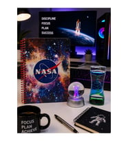 Nasa Desenli Spiralli Defter Aydınlatmalı Astronot Kristal Küre Renkli Sıvı Kum Saati Hediye Seti