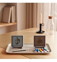 Deri Detaylı Vahdet Vurgulu Elif ve Vav Hat Sanatı ve Orijinal Metinli Bismillâhirrahmânirrahîm İle Masanıza Manevi Huzur Taşıyan İkili Set 10x10 cm, Açık Kahve - Kül Gri