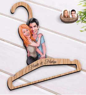 BK Gift Kişiye Özel Sevgililer Karikatürlü Standart Boy Ahşap Elbise Askısı-85