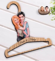BK Gift Kişiye Özel Sevgililer Karikatürlü Standart Boy Ahşap Elbise Askısı-85
