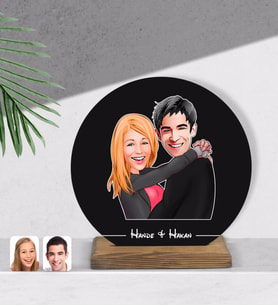 BK Gift Kişiye Özel Sevgililer Karikatürlü Yuvarlak Ahşap Biblo-88