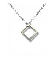 Minimal Kare Figürlü Kolye – 60 cm Zincirli Modern Geometrik Unisex Aksesuar Ürün Açıklaması: (Gümüş)