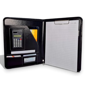 Premium Suni Deri Sekreterlik – Mandallı Evrak Tutucu, Dahili Hesap Makinesi, Tablet Bölmeli Organizer ve Çok Gözlü Evrak Dosyası, Fermuarlı (32.5 × 25 cm), Siyah