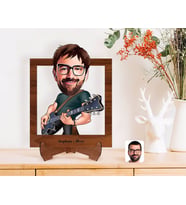 BK Gift Kişiye Özel Erkek Gitarist Karikatürlü Ahşap Standlı 3D Biblo-1 (Beyaz)