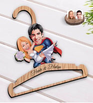 BK Gift Kişiye Özel Sevgililer Karikatürlü Standart Boy Ahşap Elbise Askısı-92