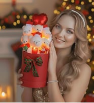 Yeni Yıl Konsept Özel Seri LED Işıklı Balonlu, Noel Baba Figürü ve Özel Tasarım Noel Şapkalı Ayıcık Buketi (Kırmızı)