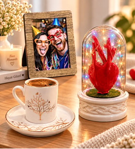 Kişiye Özel Fotoğraflı Hayat Ağacı Porselen Kahve Fincanı ve Renkli LED Işıklı Kırmızı Kalpli Fanus