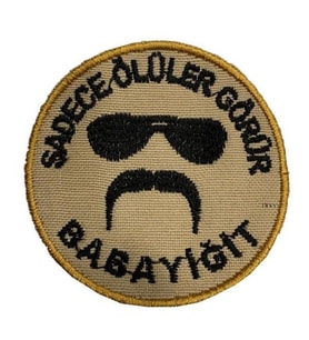Single Sword ''SADECE ÖLÜLER GÖRÜR BABAYİĞİT'' Yazılı Cırtlı Nakış Arma, Patch, Peç Model SİYAH-BEJ