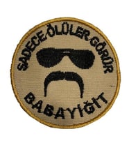Single Sword ''SADECE ÖLÜLER GÖRÜR BABAYİĞİT'' Yazılı Cırtlı Nakış Arma, Patch, Peç Model SİYAH-BEJ