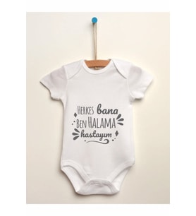 Unisex Bebek Beyaz Herkes Bana Ben Halama Hastayım Baskılı Body Zıbın