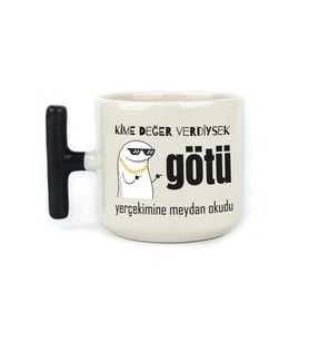 Kime Değer Verdiysek Götü Yerçekimine Meydan Okudu Baskılı Siyah Kulplu T Kupa