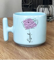 Kişiye Özel Gül ve İsim Yazılı Hediye Pastel T Kupa Çiçek Desenli (Mavi)