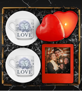 Sevgililer Gününe Özel Tasarım İkili Love Fincan Seti & Kişiye Özel Fotoğraf Çerçevesi & Metal Kapak Kalp Mum Hediye Seti