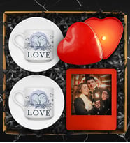 Sevgililer Gününe Özel Tasarım İkili Love Fincan Seti & Kişiye Özel Fotoğraf Çerçevesi & Metal Kapak Kalp Mum Hediye Seti