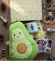 Kişiye Özel Karikatürlü Özel Güvenlik Hediye Kutusu - Kişiye Özel T Pastel Kupa, Peluş Yastık, Fotoğraf 1 Adet Doğum Günü Hediyesi