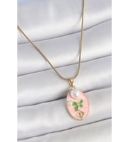 316L Çelik Gold Renk Zincir Pembe Mineli Oval İncili Çiçek İşlemeli Portre Model Kadın Kolye 5886