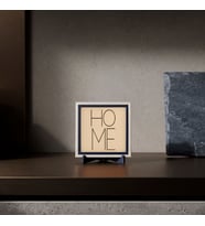 “HOME” Yazılı Standlı Dekoratif Obje, Yuva Temasını Modern Bir Tasarımla Buluşturan Masaüstü Aksesuarı 10x10 cm