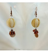 Crystal Atelier Krem Kahverengi Bohem Tarz El Yapımı Sallantılı Kadın Küpe