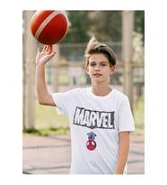 Marvel Ağdan Sarkan Örümcek Adam Baskılı Unisex Film Çocuk Tişört (1-12 Yaş)