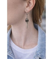 Raven Beak – Kuş Figürlü Eskitme Gümüş Renk Sallantılı Küpe