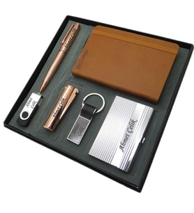 Signator® Aes  Kişiye Özel Set - 32 Gb. Usb Bellek + Clipper Çakmak + Not defteri  + Anahtarlık + Kalem ve Kartvizitlik  İsme Özel Hediyelik Set (Karışık)