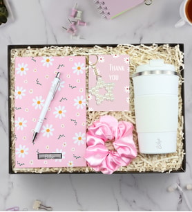Kişiye Özel Pembe Desenli Defter & İnci Yıldız Anahtarlık & Gümüş Renk Detaylı Beyaz Tükenmez Kalem & Beyaz 500 ml Çelik Termos Hediye Seti