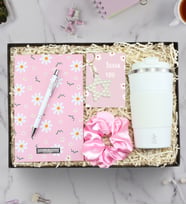Kişiye Özel Pembe Desenli Defter & İnci Yıldız Anahtarlık & Gümüş Renk Detaylı Beyaz Tükenmez Kalem & Beyaz 500 ml Çelik Termos Hediye Seti