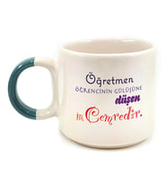 Kişiye Özel Öğretmen Öğrencinin Gülüşüne Düşen İlk Cemredir Baskılı Yeşil Kulplu P Kupa (Beyaz)