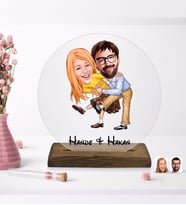 BK Gift Kişiye Özel Sevgililer Karikatürlü Yuvarlak Ahşap Standlı Biblo-102