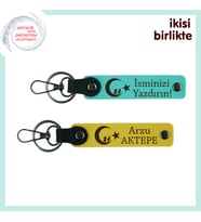 Çocuk Ve Ayyıldız Deseniyle Hazırlanmış Armağan – İsme Yazılabilir Deri Anahtarlık, Turkuaz-Sarı