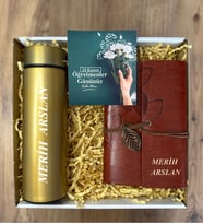ÖĞRETMENLER GÜNÜNE ÖZEL HEDİYE SETİ - KİŞİYE ÖZEL TERMOS & DERİ KAPLI DEFTER (Gold)