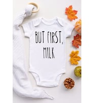 Unisex Bebek Beyaz But First Milk Önce Süt Çıtçıtlı Kısa Kol Body Zıbın