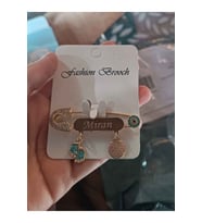 14 Ayar Altın Kaplama Isimli Açık Mavi Zirkon Taşlı Bebek Yaka Iğnesi 5 Cm - 0010