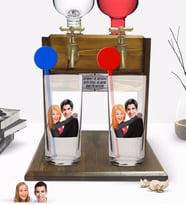 BK Gift Kişiye Özel Renkli Baskılı Sevgililer Karikatürlü İkili Vodka Bardağı ve Çift Musluklu Doğal Ahşap Vodka Standı-88 (Model 1)