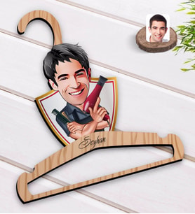 BK Gift Kişiye Özel Erkek Kuaför Karikatürlü Standart Boy Ahşap Elbise Askısı-1