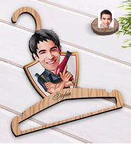 BK Gift Kişiye Özel Erkek Kuaför Karikatürlü Standart Boy Ahşap Elbise Askısı-1