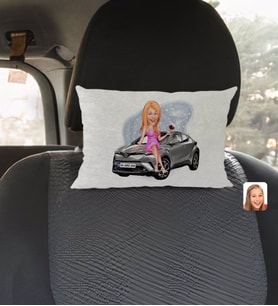 BK Gift Kişiye Özel Plakalı Kadın Toyata C-HR Karikatürlü Dikdörtgen Araç Koltuk Yastığı-1