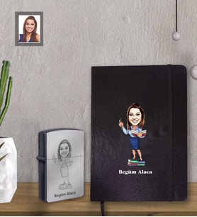 Kişiye Özel Yılbaşı Erkek Karikatürlü Siyah Defter Çakmak Hediye Seti Bayan-19 (Model 1)