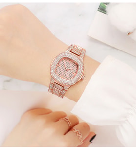 Özel Kutulu Yeni Sezon Rose Gold Zirkon Taşlı Lüks Metal Kadın Kol Saati Hediyelik Arkadaşa Sevgiliye Anneye Ablaya Hanıma Eşe Teyzeye Halaya Hediye Kol Saati Doğum Günü Yılbaşı Hediyesi Yıl Dönümü Hediyesi